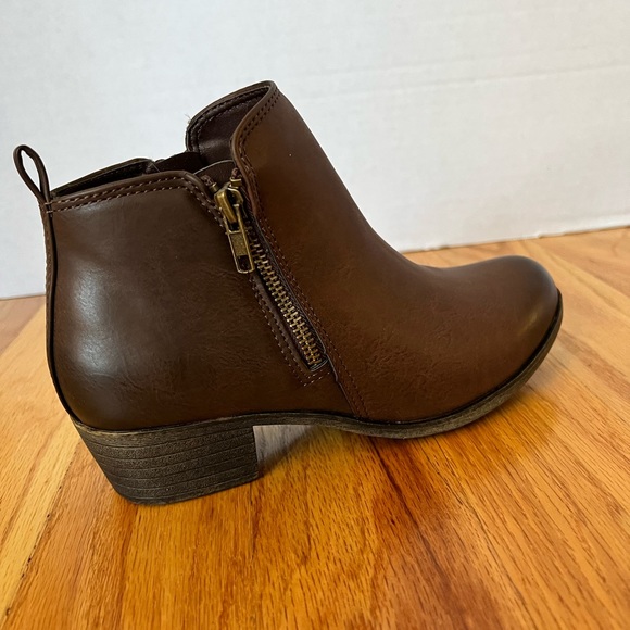 Brown Dunes memory foam boots size 7, new in box - Picture 5 of 5